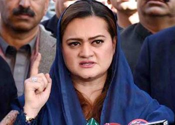 اسلام آباد (مانيٽرنگ ڊيسڪ) اسلام آباد هاءِ ڪورٽ قطري گاڏين جي برآمدگي بابت ڪيس ۾ رمارڪس ڏيندي چيو آهي ته رياست اندر رياست نه هلندي. اسلام آباد هاءِ ڪورٽ ۾ اڳوڻي سينيٽر سيف الرحمان جي ڪمپني کان قطري گاڏيون پڪرڻ بابت ڪيس جي ٻڌڻي ٿي. ٻڌڻي دوران ڪسٽم اينٽليجنس ڊائريڪٽر عبدالحميد مروت عدالت اڳيان پيش ٿيو. هاءِ ڪورٽ جي چيف جسٽس اطهر من الله پڇو ته ان ڪيس ۾ اصل ڏوهاري ڪير آهي؟ جنهن تي ڊائريڪٽر ڪسٽم اينٽيلجنس جواب ڏنو ته شيخ حمد بن جاسم آهي پر کيس سفارتي ڇوٽ حاصل آهي. 30 نومبر تي پرڏيهي آفيس طرفان ڪسٽم اختيارين کي موڪليل جواب اسلام آباد هاءِ ڪورٽ ۾ پيش ڪيو ويو جنهن ۾ پرڏيهي آفيس گاڏين جي ري ايڪسپورٽ ڪرڻ لاءِ قطري سفارتخاني کي ٻن مهينن جو وقت ڏيڻ جي سفارش ڪئي. پرڏيهي آفيس چيو ته اهو ٻن طرفن لاڳاپن وارو معاملو آهي تنهنڪري قطري سفارتخاني کي ان معاملي ۾ وقت ڏنو وڃي. جسٽس اطهر من الله ڪسٽم ڊائريڪٽر کي خبردار ڪندي چيو ته اوهان ملڪ جي پرڏيهي معاملن ۾ مداخلت ڪري رهيا آهن، اوهان قطري سفارتخاني خلاف ڪارروائي ڪري سگهو ٿا، ٻنهي ملڪن جي لاڳاپن جو معاملو آهي، اوهان خيال نه رکيو، رياست جي اندر رياست نه هلندي، جنهن ڪليڪٽر ڪسٽم اهي گاڏيون پاڪستان آڻڻ جي اجازت ڏني ان کي گرفتار ڪريو ها. ڪسٽم اينٽليجنس ٻڌايو ته حمد بن جاسم نالي 280 گاڏيون پاڪستان ۾ آيون جن مان 26 پڪڙيون ويون باقي گاڏين جو پتو ناهي، ان حوالي سان چئني صوبن جي پوليس ۽ ڪسٽم ڪليڪٽر کي لکيو ڇڏيو آهي. چيف جسٽس اطهر من الله حڪم ڏنو ته پرڏيهي وزارت جي تجويز جي روشني ۾ ايف بي آر کان راءِ ورتي. عدالت تفصيلي رپورٽ طلب ڪندي ڪيس جي ٻڌڻي 6 فيبروري تائين ملتوي ڪري ڇڏي.