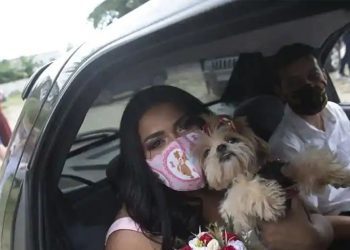 ڪورونا وائرس دوران آن لائن شادين کان پوءِ هاڻ ڊرائيو ٿرو شاديون ٿيڻ لڳيون