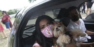 ڪورونا وائرس دوران آن لائن شادين کان پوءِ هاڻ ڊرائيو ٿرو شاديون ٿيڻ لڳيون