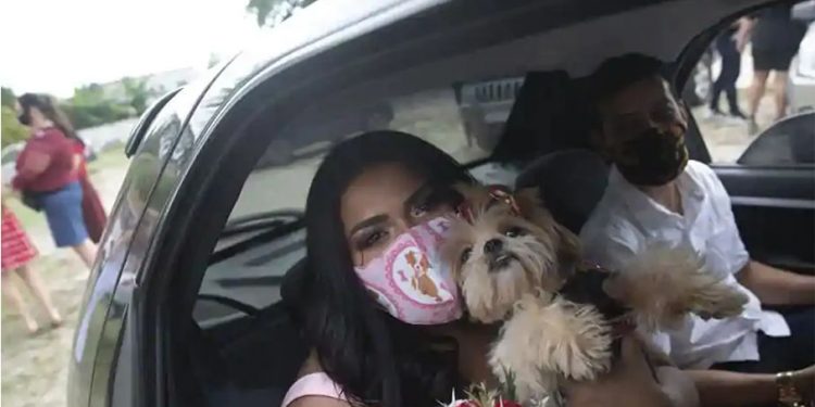 ڪورونا وائرس دوران آن لائن شادين کان پوءِ هاڻ ڊرائيو ٿرو شاديون ٿيڻ لڳيون