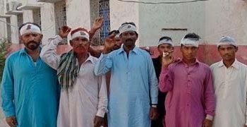 گهوٽڪي ۾ميراڻي برادري جو پوليس چڙهائي ۽ ڀڃ ڊاهه خلاف احتجاج