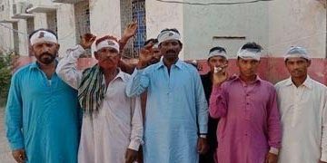 گهوٽڪي ۾ميراڻي برادري جو پوليس چڙهائي ۽ ڀڃ ڊاهه خلاف احتجاج