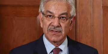 حل ٿيل مسئلن کي نه ڇيڙيو، 18هين ترميم آئين جو حصو آهي: خواجا آصف