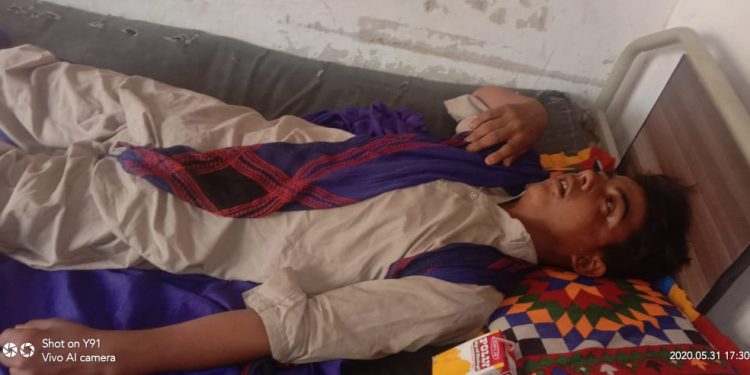 مبارڪپور: ٺل جيڪب آباد روڊ تي موٽر سائيڪل ۽ چنگچي رڪشي ۾ ٽڪر, 12 سالا جو نينگر زخمي