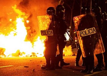 ڪورونا لاڪ ڊائون جي خلاف اسپين ۽ آمريڪا ۾ مظاهرا، پوليس سان چڪريون، ڪيترائي گرفتار