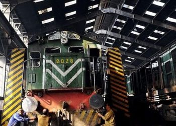 سڄي ملڪ ۾ 2 مهينن کان پوءِ ٽرين سروس بحال، مسافرن جو رش