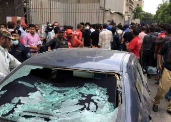 پاڪستان اسٽاڪ ايڪسچينج تي دهشتگردن جو حملو ناڪام، 4 ڄڻا شهيد، 4 دهشتگرد مارجي ويا