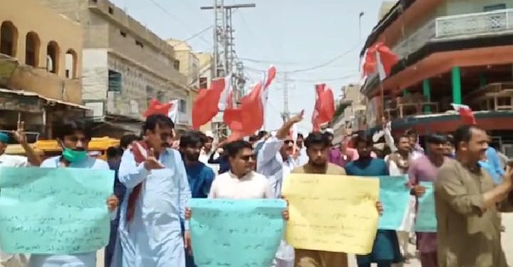 سيوهڻ ۾ سنڌ يونائيٽيڊ پارٽي جي سڏ تي بدامني خلاف احتجاجي ريلي، ڌرڻو