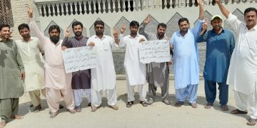 مبارڪپور جي صحافين جو ٺل پريس ڪلب مٿان پوليس چڙهائي خلاف احتجاجي مظاهرو