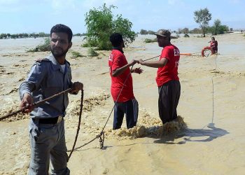 ڪاڇي ۾ ٻوڏ جِي تباهڪارين سوين وَيڙها اجاڙَي ڇڏيا: نئن گاج جَي تيز وهڪرن ۾ 8 يوسيز جا ڏيڍ سئو کان وڌيڪ ڳوٺ ٻڏي ويا