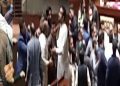 سنڌ اسيمبلي ۾ تحريڪ انصاف وارن جو پارٽي جي باغي ميمبرن تي حملو، ايوان جنگ جو ميدان بڻجي ويو