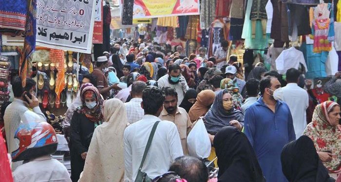 لاک ڈاؤن میں نرمی کا دوسرا دن، بازاروں میں رش لگ گیا، سماجی فاصلہ نظر انداز