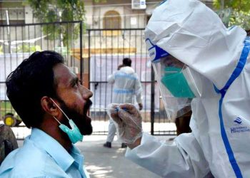 سندھ میں کورونا ٹیسٹنگ کے عملے کی قلت، بیک لاگ پورا کرنے میں مشکلات