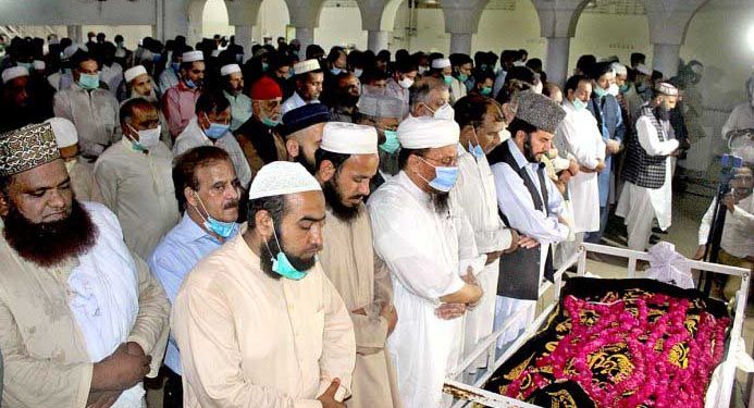 معروف ٹی وی اینکر اور کمپیئر طارق عزیز کو سپرد خاک کردیا گیا
