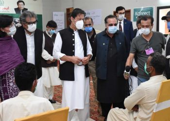وزیراعظم کا دورہ لاڑکانہ، ریڑھی والوں کی عمران خان سے شکایت