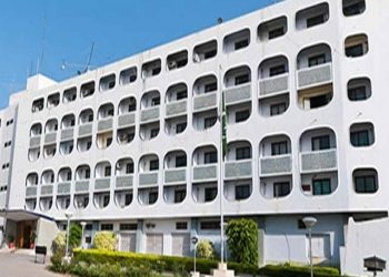 بھارت سے بے دخل پاکستانی سفارتکار وطن واپس پہنچ گئے