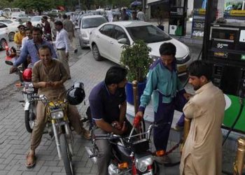 پی ٹی آئی سرکار نے کورونا کے ستائے عوام پر پیٹرول بم گرادیا