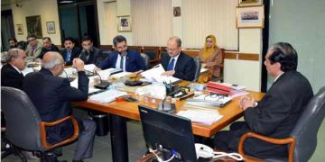 اشتہاری اور مفرور ملزمان کو گرفتار کرکے لوٹی گئی رقم برآمد کی جائے: چیئرمین نیب