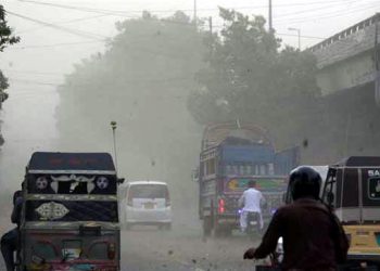 کراچی میں گردو غبار کا طوفان اور بارش، دیوار گرنے سے بچہ جاں بحق
