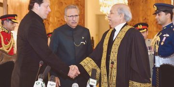 بہتر ہوگا اسمبلی کی جنگ اسمبلی کے اندر لڑی جائے: چیف جسٹس پاکستان