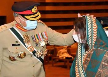 جوانوں کو اعزازت دینے کی تقریب، آرمی چیف نے شہدا کے اہلخانہ کو میڈلز سے نوازا