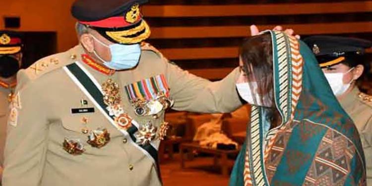 جوانوں کو اعزازت دینے کی تقریب، آرمی چیف نے شہدا کے اہلخانہ کو میڈلز سے نوازا