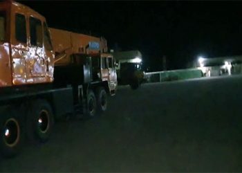 Oil tanker overturns in Matiari, no casualty reported