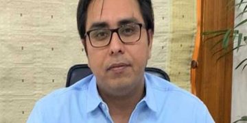 Shahbaz Gill urges Shehbaz Sharif to not politicize coronavirus