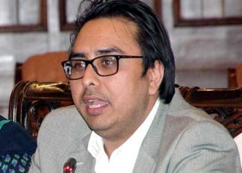 PTI, PML-N trade barbs over pilots’ fake licenses issue