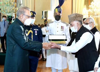 President Alvi confers Nishan-e-Pakistan on Syed Ali Geelani