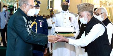 President Alvi confers Nishan-e-Pakistan on Syed Ali Geelani