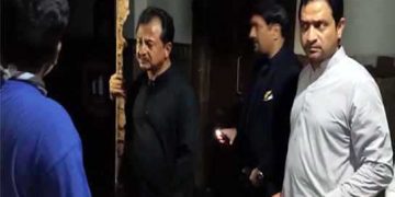 Khurrum Sher Zaman, Haleem Adil Sheikh visit inundated Sindh Assembly basement