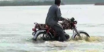 Karachi: Korangi Causeway Road submerges after flooding in Malir River