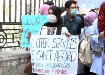 Karachi doctors protest over unpaid salaries, Covid high-risk allowance