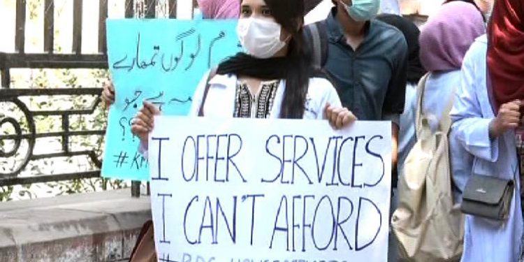 Karachi doctors protest over unpaid salaries, Covid high-risk allowance