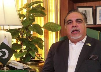 Governor Sindh Imran Ismail reaches Lahore, to meet Aleem Khan