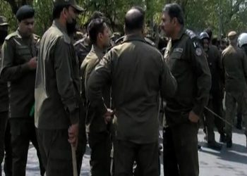 Police baton charge protesting PU employees in Lahore