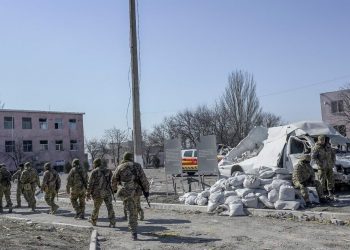 Russians push deeper into Mariupol