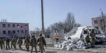 Russians push deeper into Mariupol