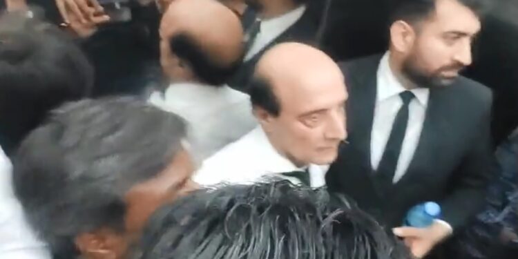 Panic as Latif Khosa, other lawyers stuck in IHC’s elevator for half an hour